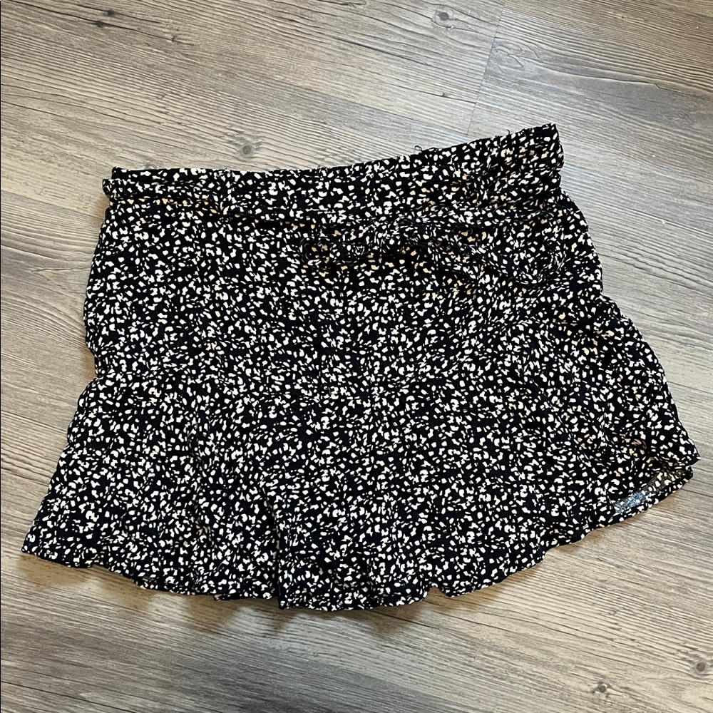 URBAN Romantics Belted Black and Cream Skort